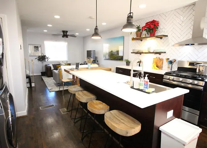 Capitol Hill Adj Home With Parking And Easy Access To Downtown