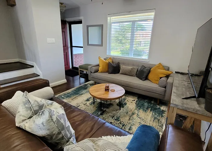 Capitol Hill Adj Home With Parking And Easy Access To Downtown