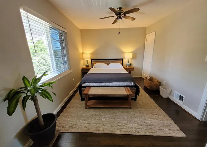 Capitol Hill Adj Home With Parking And Easy Access To Downtown