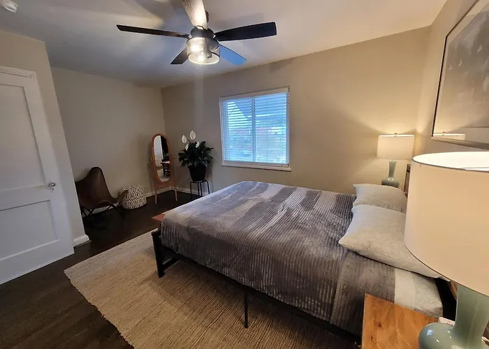 Capitol Hill Adj Home With Parking And Easy Access To Downtown